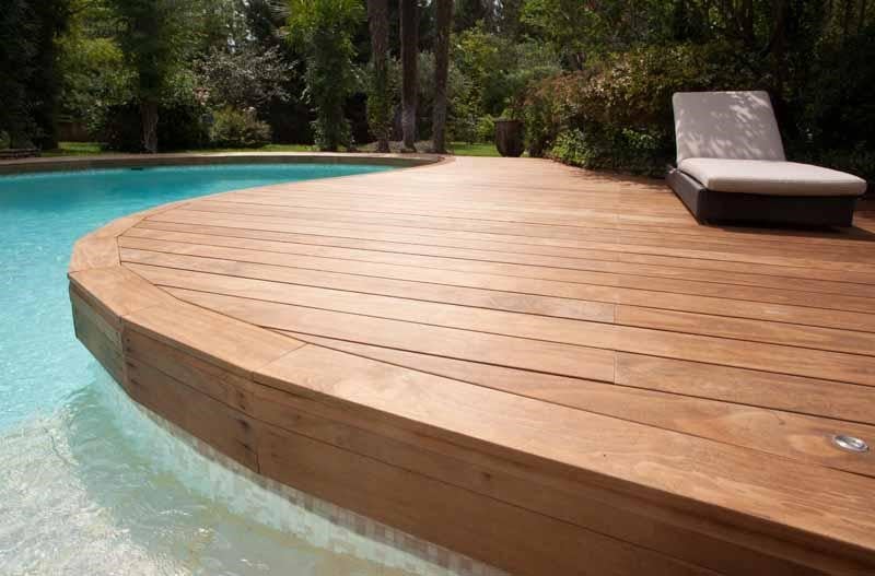 Modificeret terrasse bygget ved pool